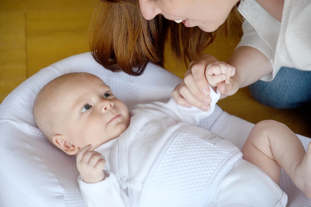 Cocon ergonomique Cocoonababy Redcastle blanc avec bande ventrale